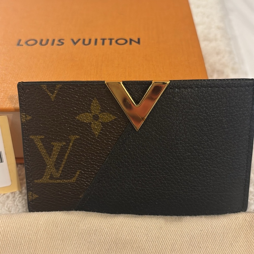 LOUIS VUITTON Porte Cartes Kimono M56173

Monogram women’s noir card case - Picture 3 of 9
